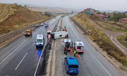 İşçileri taşıyan midibüs devrildi: 14 yaralı