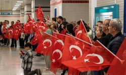 İzmir Metrosu’nda 29 Ekim sürprizi! Marşlar hep bir ağızdan söylendi