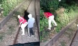 Alsancak tren istasyonunda korku dolu anlar! Trenin önüne geçip taşla saldırdılar