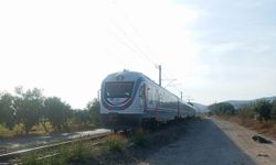 İzmir'de yolcu treni hemzemin geçitte kaza yaptı: Aracın sürücüsü hastaneye kaldırıldı