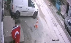 İzmir'de duyarlı gençten anlamlı hareket: Bayrağı yerden alıp kapıya astı
