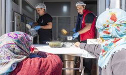 İzmir’de ihtiyaç sahiplerine 15 noktadan sosyal destek! Haftada 9 bin 800 kişi yararlanıyor