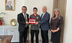 İzmir’de örnek davranış! Türk bayrağını yerden kaldırıp öptü