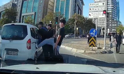 İzmir’de trafikte gergin anlar! Araca tekme attı