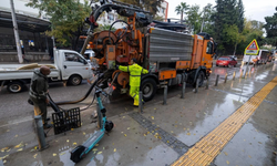İzmir’de yağışlı havada kesintisiz mesai! Izgaralar ve dere yatakları kontrol altında