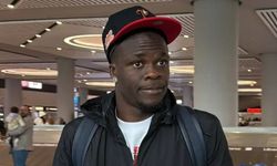 Junior Olaitan İstanbul’a heldi! Havalimanında taraftarlarla buluştu, kartal selamı verdi