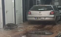 İzmir’den korkutan kaza! Otomobil refüjü aşıp iş yerine daldı