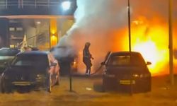 Kuşadası’nda şüpheli yangın! Park halindeki 2 otomobil küle döndü