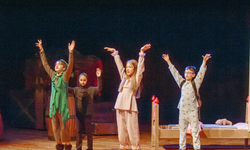 Karşıyaka Belediye Tiyatrosu perde açtı! Peter Pan çocuklarla buluştu