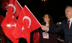 Karşıyaka'da Cumhuriyet coşkusu sokaklara taştı! Binlerce kişi fener alayında buluştu