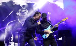 Kıraç konserine yağmur engel olamadı! Meydan dolup taştı