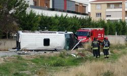 Çocukları taşıyan servis minibüsü kaza yaptı: 8'i çocuk, 9 kişi yaralandı