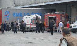 Market deposunda feci kaza! Tırların arasında kalan işçi hayatını kaybetti