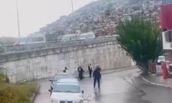 İzmir'de mezarlık çevresindeki görüntüler dikkat çekti! Zıplayan grup kameralara yansıdı