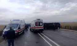 Okul servisi devrildi! Çok sayıda öğrenci yaralandı