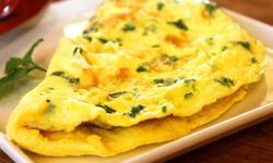 Omletiniz kuru ve sert oluyorsa sebebi bu olabilir! Yumuşacık omletin sırrı buymuş: Bu ayrıntı her şeyi değiştiriyor