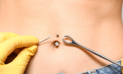 Masum görünüyor ama… Göbek deliğine piercing yaptıranlar dikkat! Enfeksiyon riski sandığınızdan fazla olabilir