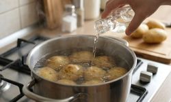 Patates haşlama suyuna bir kaşık ekleyin, dağılmasını önlüyor! Lapa olmuyor, lezzetli içinde kalıyor