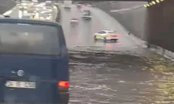 Yağmur trafiği vurdu! Sağanak sonrası alt geçit suyla doldu