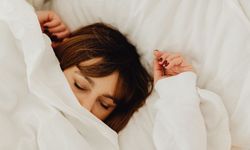 Sabah uyandığınızda parmaklarınızı açmakta zorlanıyor musunuz? Nedeni gece boyunca yaptığınız bu hareket olabilir