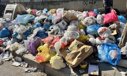 İzmir’de 9 gündür toplanmayan çöplere tepki! Sokaklarda çöp yığınları oluştu