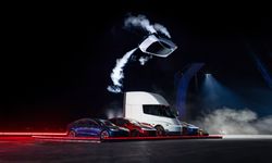 Ne uçak ne helikopter! Elon Musk’ın Yeni Tesla’sı uçan araba havada takla attı (Tesla Roadster Video)