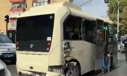 Tramvay, minibüse çarptı! Yaralılar var