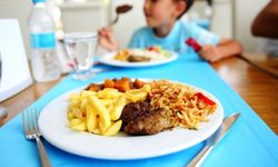 Yemek yerken su içenler dikkat! Sindirimi bozduğu söyleniyordu, bilimsel gerçek bakın ne söylüyor