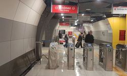 Yenibosna Metro istasyonunda şaşırtan görüntü! Tavandan su akmaya başladı