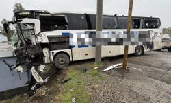 Yolcu otobüsü tırla çarpışıp eve girdi! 1 kişi hayatını kaybetti, çok sayıda yaralı var