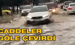 İzmir'de sağanak yağış caddeleri göle çevirdi