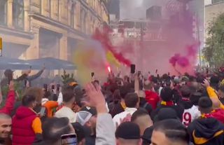 Galatasaraylı taraftarlar, Manchester maçı öncesi toplandı