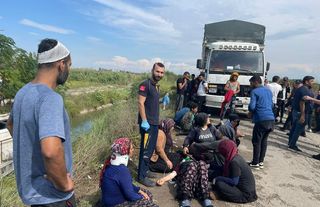 Tarım işçilerinin servisi devrildi: 10 yaralı