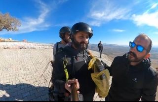 Mardinli esnaf yemek siparişini paraşütle götürdü