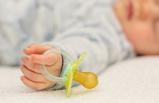Bebeklerde emzik kullanımının zararları: Uzmanlar uyarıyor