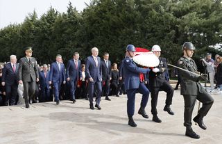 TBMM Başkanı Kurtulmuş başkanlığındaki devlet erkanı, Anıtkabir'i ziyaret etti