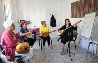 Mersin'de kadınlara bağlama kursu