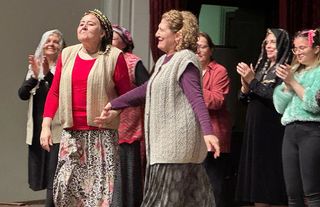 Sandıklılı kadınlar, İstanbul'da tiyatro oyunu sergiledi