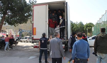 Mercimek yüklü TIR'dan 40 kaçak göçmen çıktı