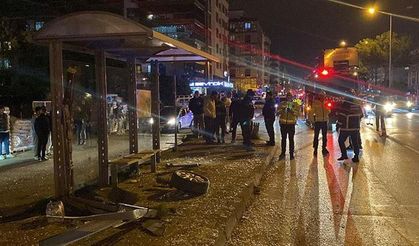 Otomobil otobüs durağına daldı: 3 yaralı