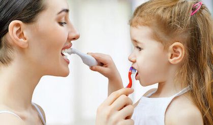 7 yaşından küçük çocuklarda tek başına diş fırçalamak riskli! Çocuklarda diş sağlığını korumanın yolları neler?