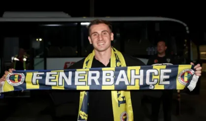 Kerem Aktürkoğlu sarı lacivertli çubuklu formayı giydi! Fenerbahçe taraftarı havalimanını inletti