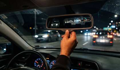Far ışıkları gece gözünüzü mü alıyor? Her arabada var ama bilen az! Dikiz aynasındaki düğme meğer bu işe yarıyormuş