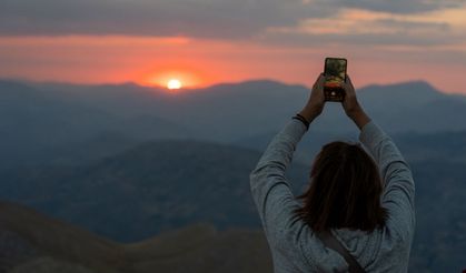 Tarihi heykellerin arasında gün batımı keyfi! Ziyaretçiler zirveye akın etti: Nemrut Dağı'nda yaz yoğunluğu