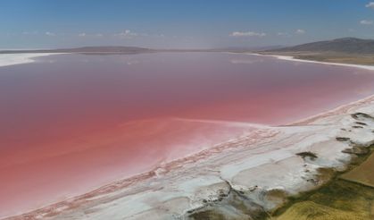 Tuz Gölü'nün rengi değişti! Ziyaretçiler şifa ararken pembe manzarayla karşılaştı