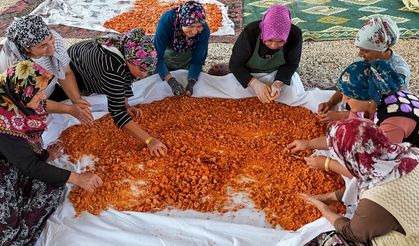 Elden ele, imece usulü! Geleneksel lezzet kadın eliyle sofralarda: Uşak’ın tescilli tarhanası böyle hazırlanıyor