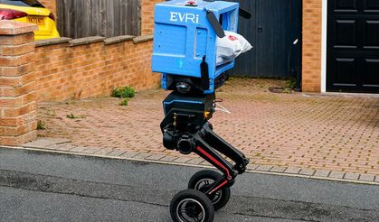 Kargoları artık robotlar mı getirecek?  İki ayağı üzerinde yürüyor, paket taşıyor