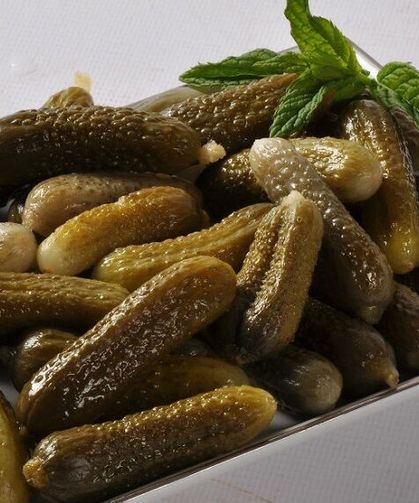 Erimeyen, kıtır kıtır kalan salatalık turşusunun sırrı buymuş! Bir kez bu yöntemi deneyen başka tarif aramıyor!
