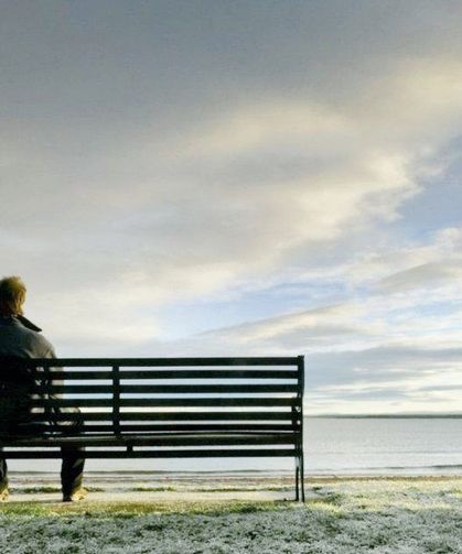 Herkes yaşlılığa bağlayıp geçiyor: Yaşlılarda depresyonun gizli belirtileri...