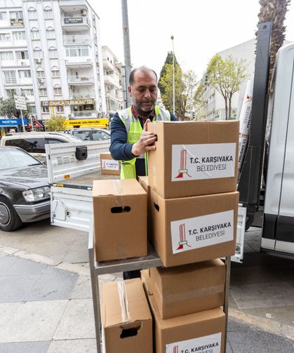Karşıyaka Belediyesi'nden Ramazan yardımı: Gıda kolileri dağıtılıyor